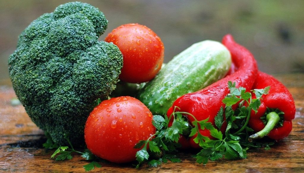 Tips for a healthy lifestyle including vegetables.
